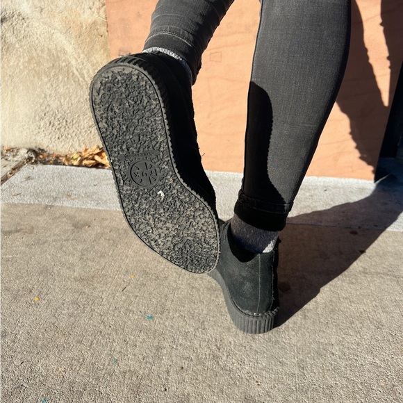 T.U.K. 3-Buckle Black Suede Leather Pointed Toe Creeper Boot Size 7 - Picture 7 of 8